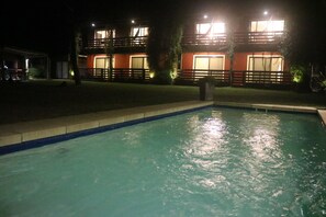 Utomhuspool och solstolar