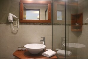 Honeymoon Apartment, 1 Double Bed, Kitchen, Pool View | Egyptian cotton sheets, down comforters, in-room safe, soundproofing - Los Pecados de la Viuda (Punta del Diablo)