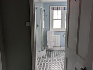 Standard-Doppelzimmer, mit Bad, Gartenblick | Badezimmer
