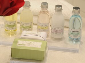 Free toiletries, hair dryer, bathrobes, towels - Hotel Marisol Coronado (Coronado)