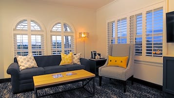 Suite, 1 King Bed with Sofa bed | Living area