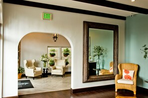 Lobby sitting area - Hotel Marisol Coronado (Coronado)