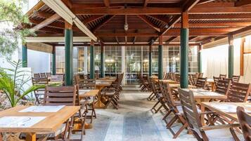 Breakfast, lunch and dinner served