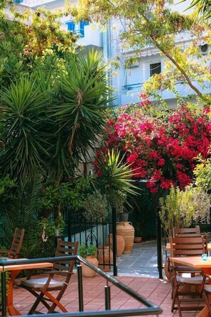 Breakfast, lunch and dinner served - Santa Marina Hotel (Agios Nikolaos)