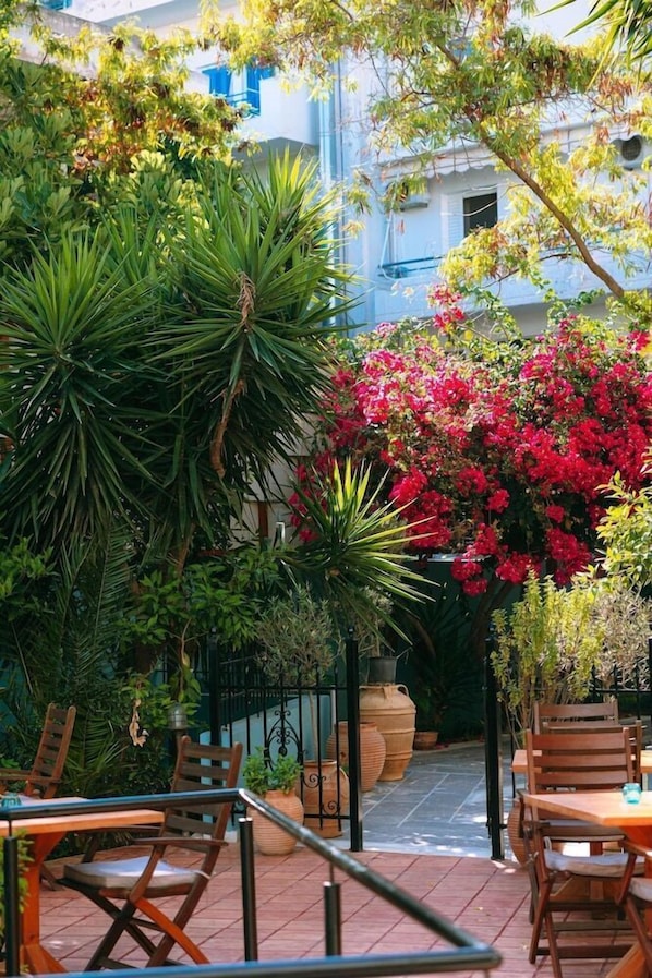 Breakfast, lunch and dinner served - Santa Marina Hotel (Agios Nikolaos)