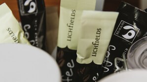 Variedad de productos de café, incluyendo Lichfields y otras marcas, lo que sugiere un enfoque en servicios relacionados con el café.