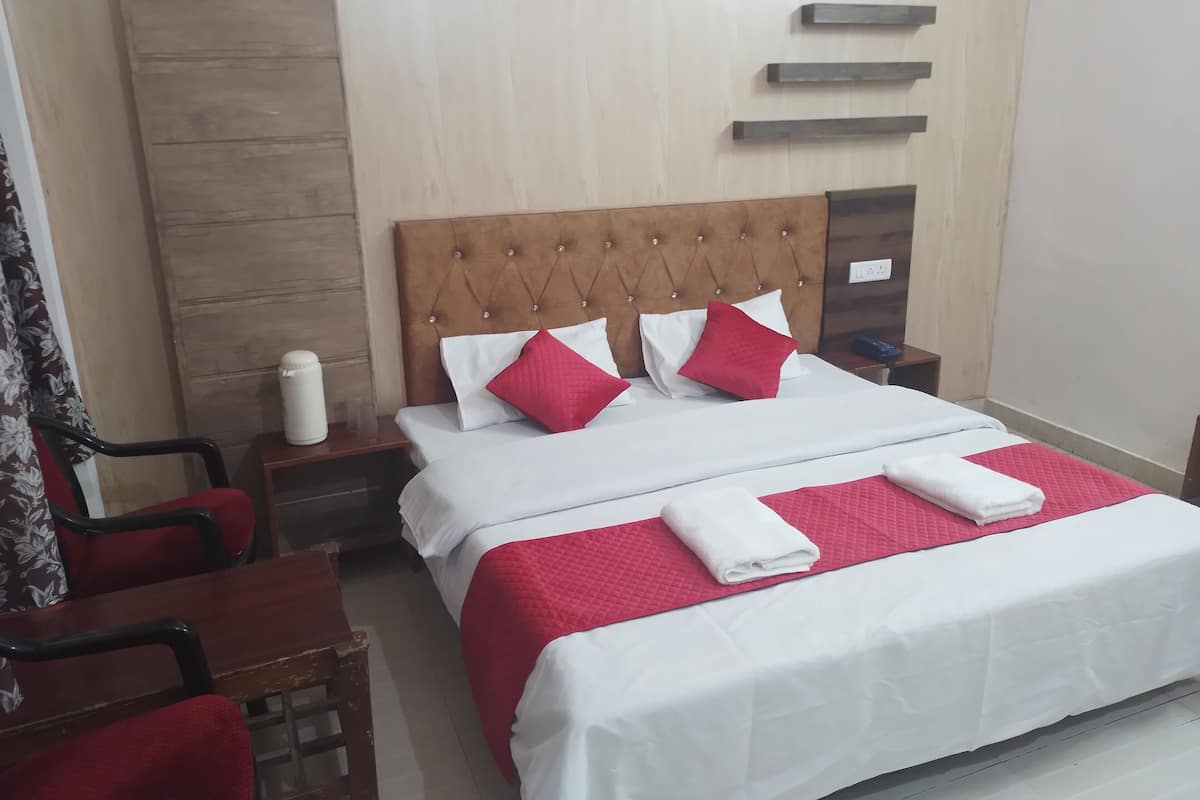 Room (Non AC) | Peti besi dalam bilik