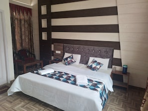 Deluxe Room | In-room safe