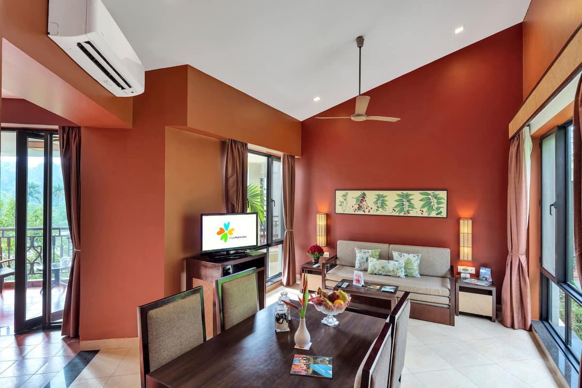 Family Suite | Living area | 42-inch LCD TV with digital channels, TV, fireplace