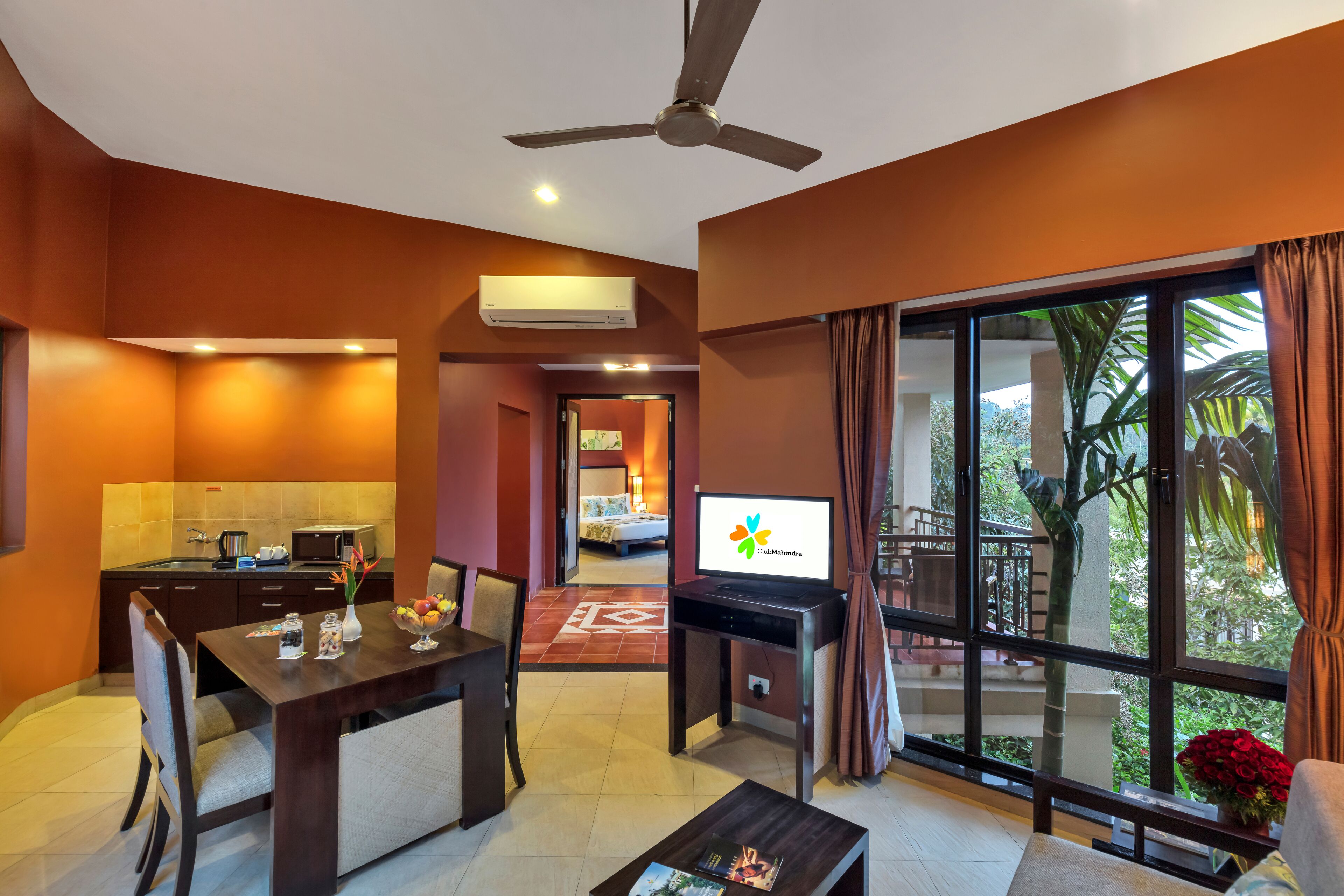 Family Suite | Living area | 42-inch LCD TV with digital channels, TV, fireplace
