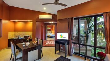 Family Suite | Living area | 42-inch LCD TV with digital channels, TV, fireplace