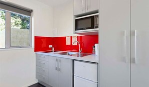 Fridge, microwave, coffee/tea maker, electric kettle - Rolleston Highway Motel (Rolleston)
