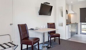 Desk, laptop workspace, soundproofing, iron/ironing board - Rolleston Highway Motel (Rolleston)