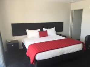 Studio, 1 King Bed, Accessible | Desk, laptop workspace, soundproofing, iron/ironing board