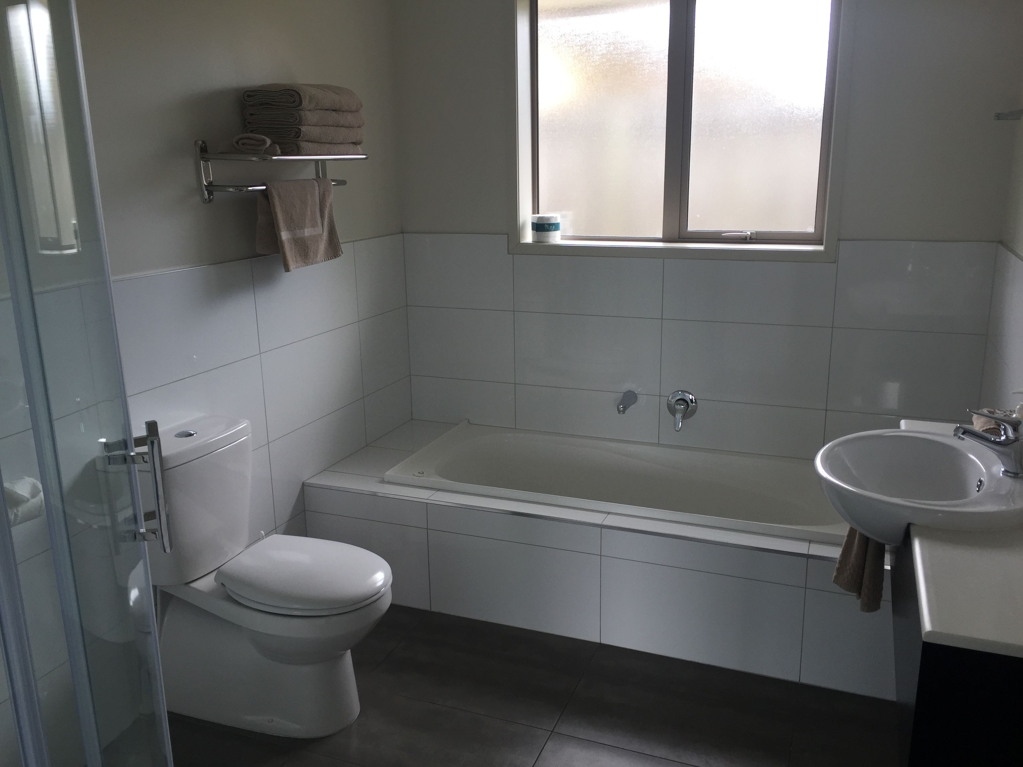 Une salle de bain comprenant des toilettes, une baignoire et un lavabo.