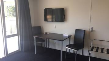 Studio, 1 King Bed, Accessible | Living area