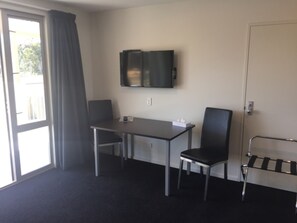 Studio, 1 King Bed, Accessible | Living area