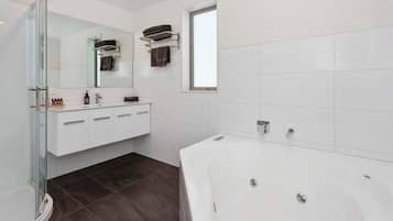 Studio, 1 King Bed and Spa | Jetted tub