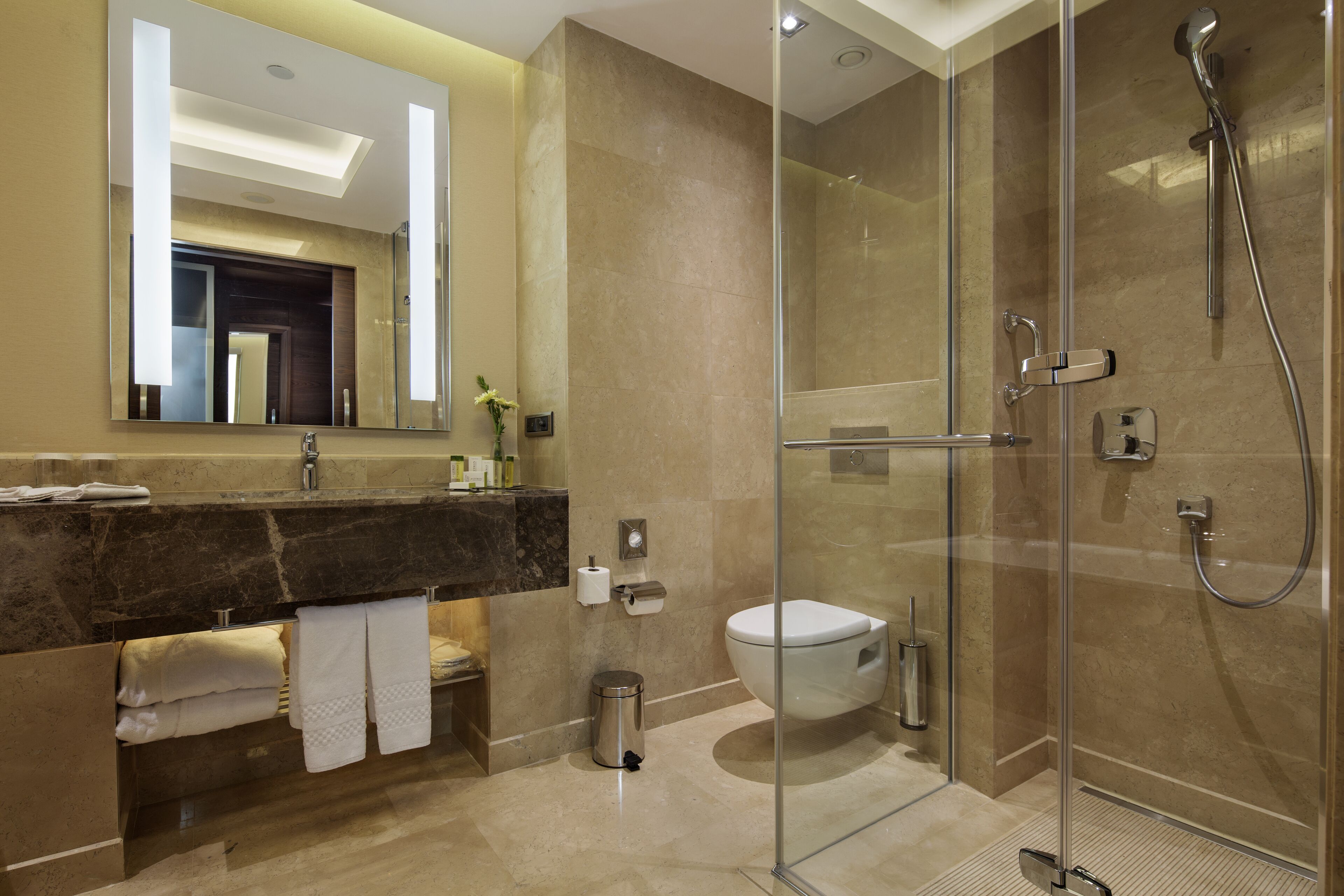 combined shower/bathtub, eco-friendly toiletries, hair dryer, slippers