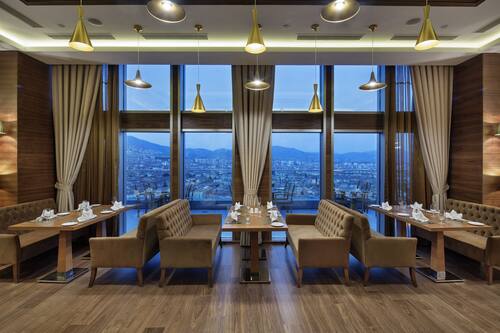 3 restaurants, spécialités Cuisine internationale