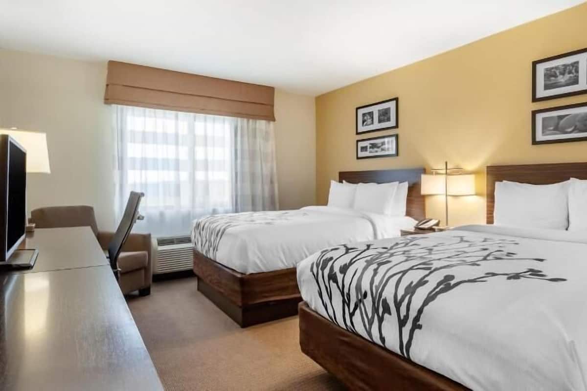 Colchones con pillow-top, escritorio y cortinas blackout