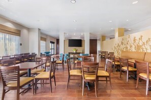 فطور كامل مجانًا يوميًا