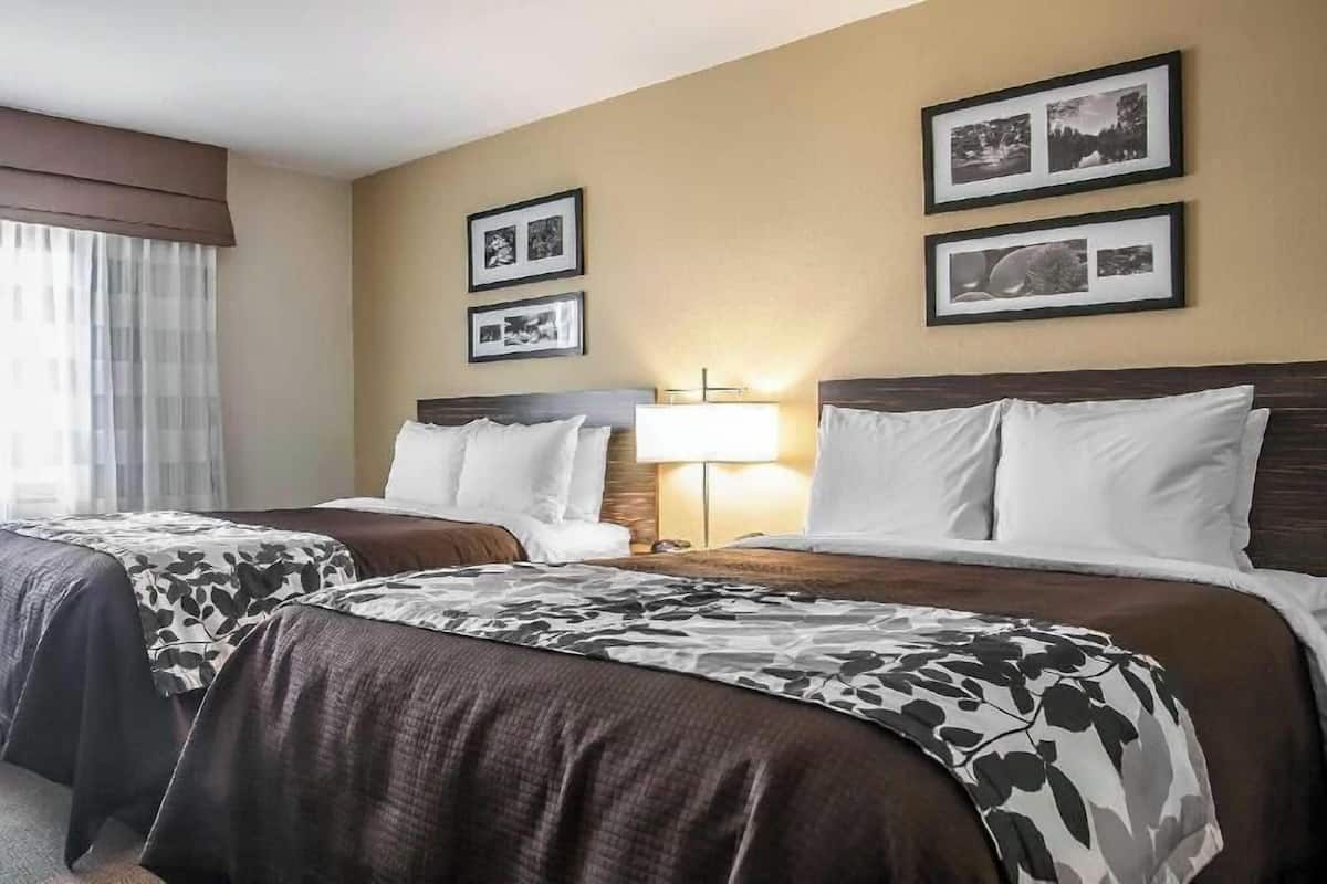 Colchones con pillow-top, escritorio y cortinas blackout