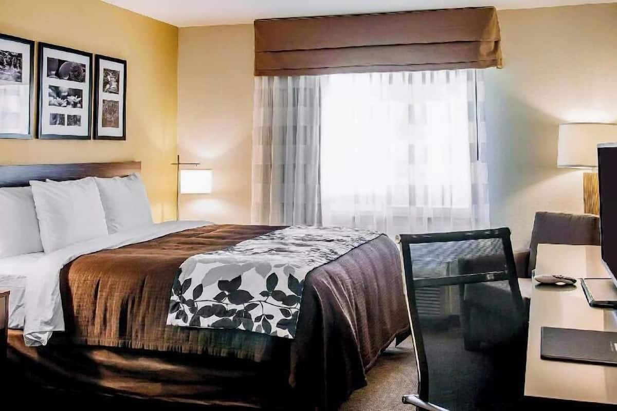 Colchones con pillow-top, escritorio y cortinas blackout