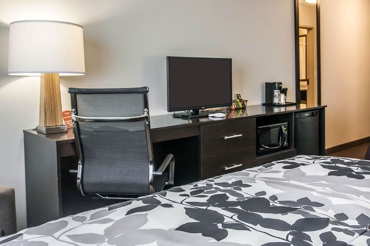 Colchones con pillow-top, escritorio y cortinas blackout