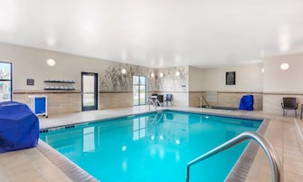 Una piscina techada, sillones reclinables de piscina