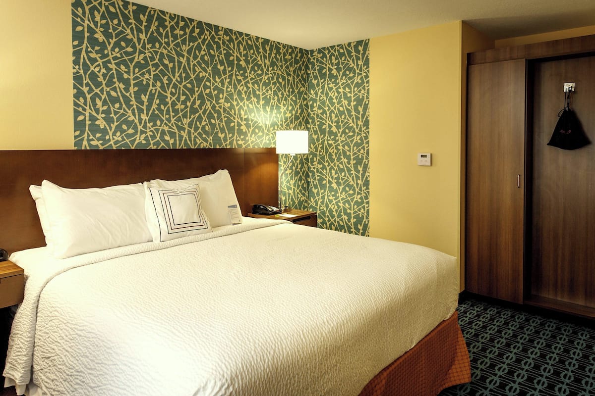 Room, 1 King Bed, Non Smoking | In-room safe, desk, iron/ironing board, free cribs/infant beds
