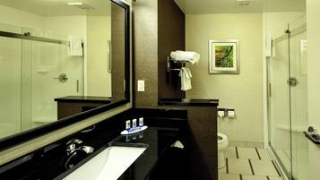 Secador de cabelo, toalhas de banho