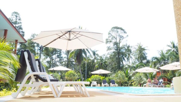 Außenpool, Liegestühle