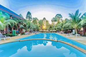 Utomhuspool och solstolar