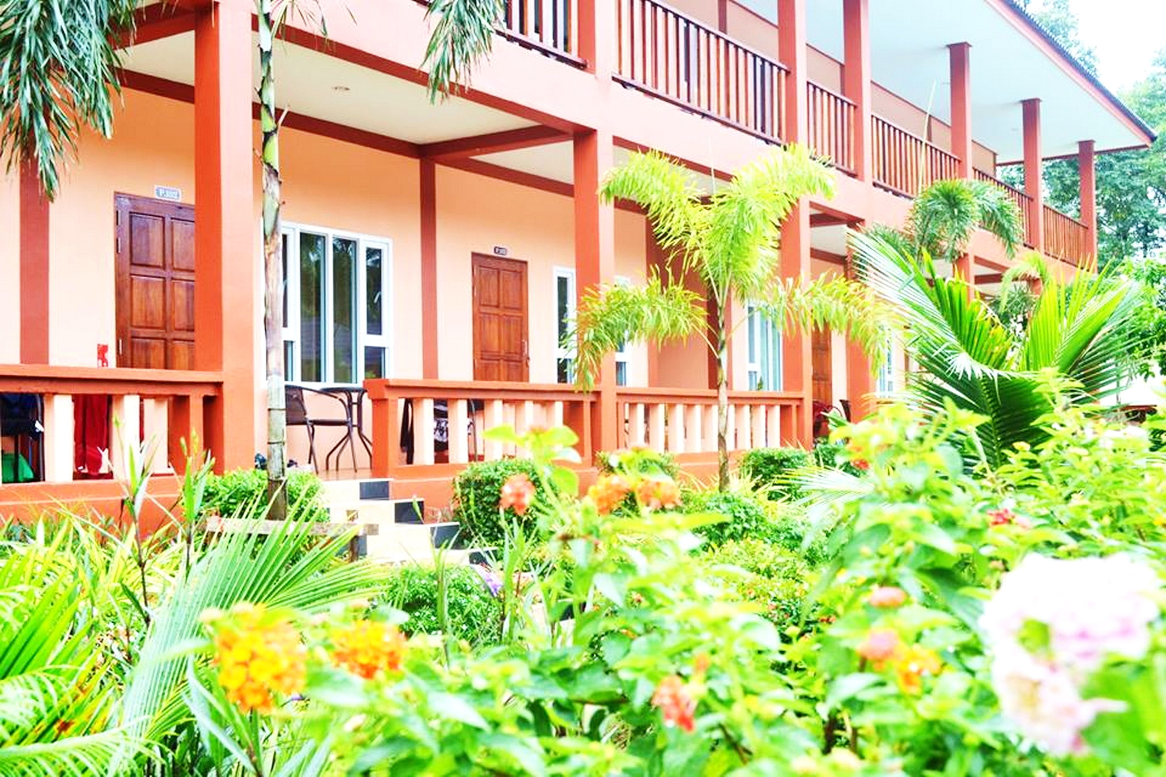 1 bedroom, individually decorated, individually furnished, desk