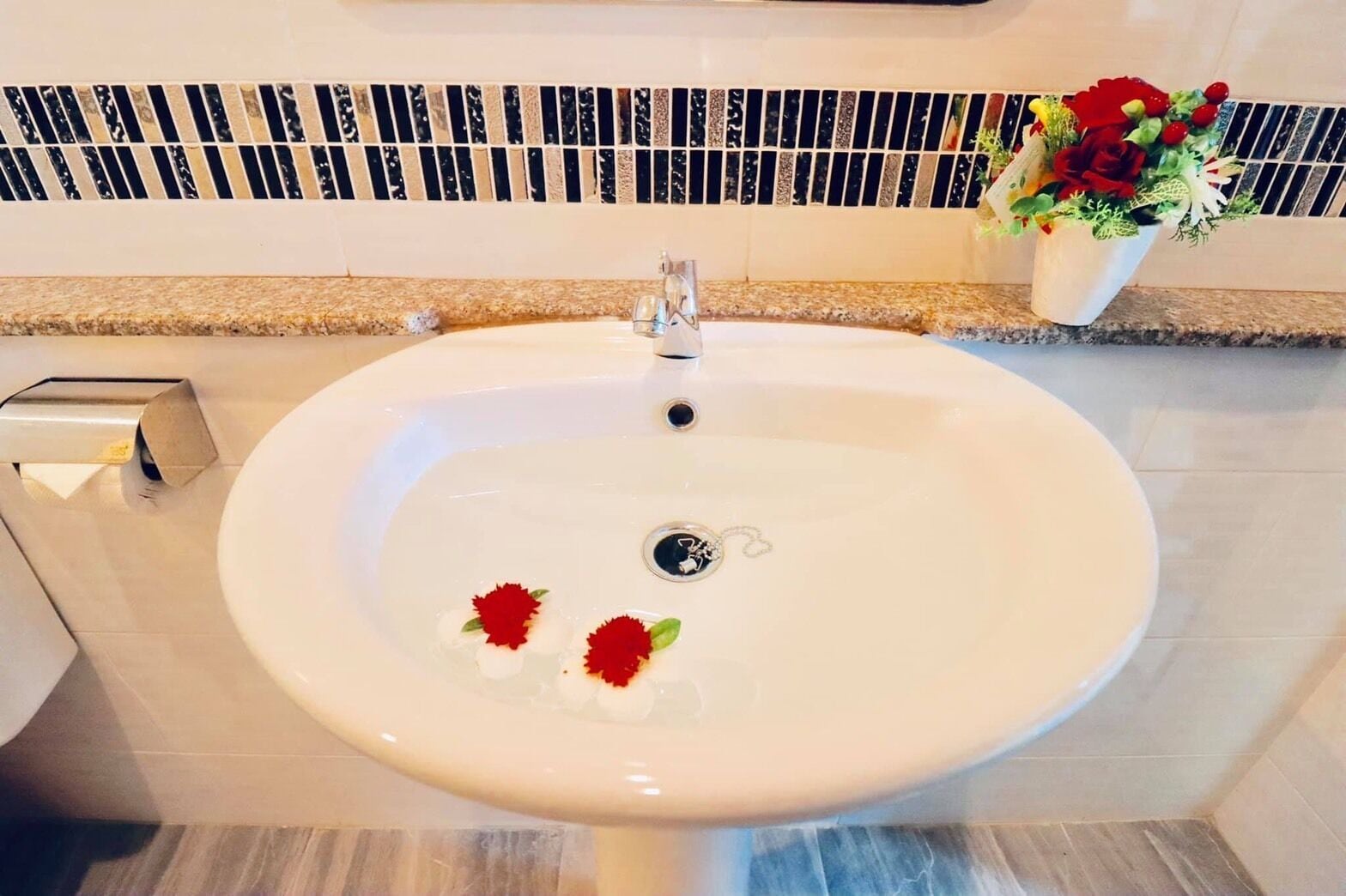 deluxe double room, 1 double bed, garden view | bathroom sink