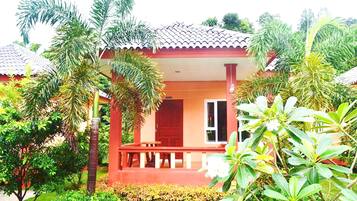 Decoración individual, mobiliario individual, escritorio y wifi gratis