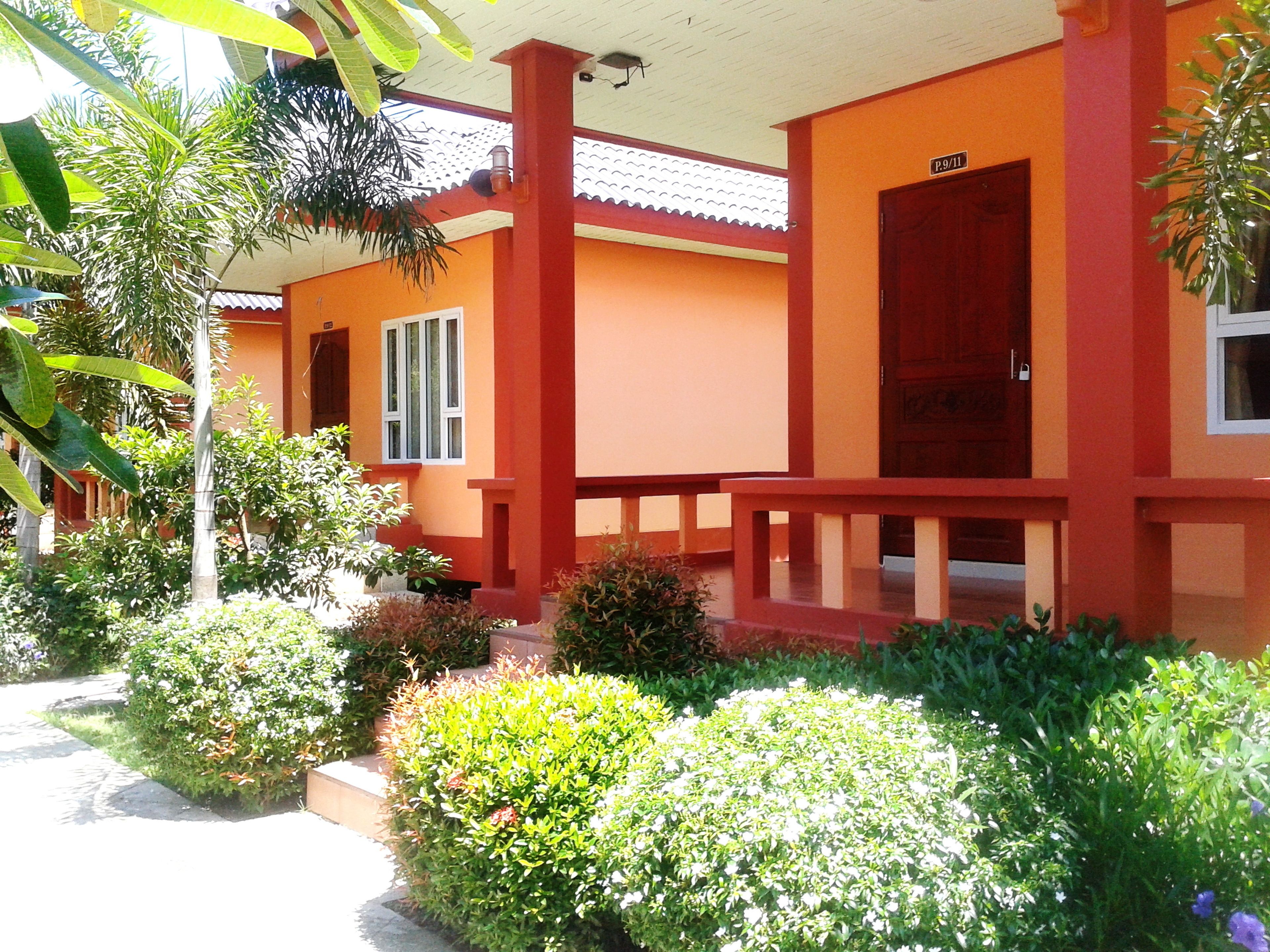 1 bedroom, individually decorated, individually furnished, desk