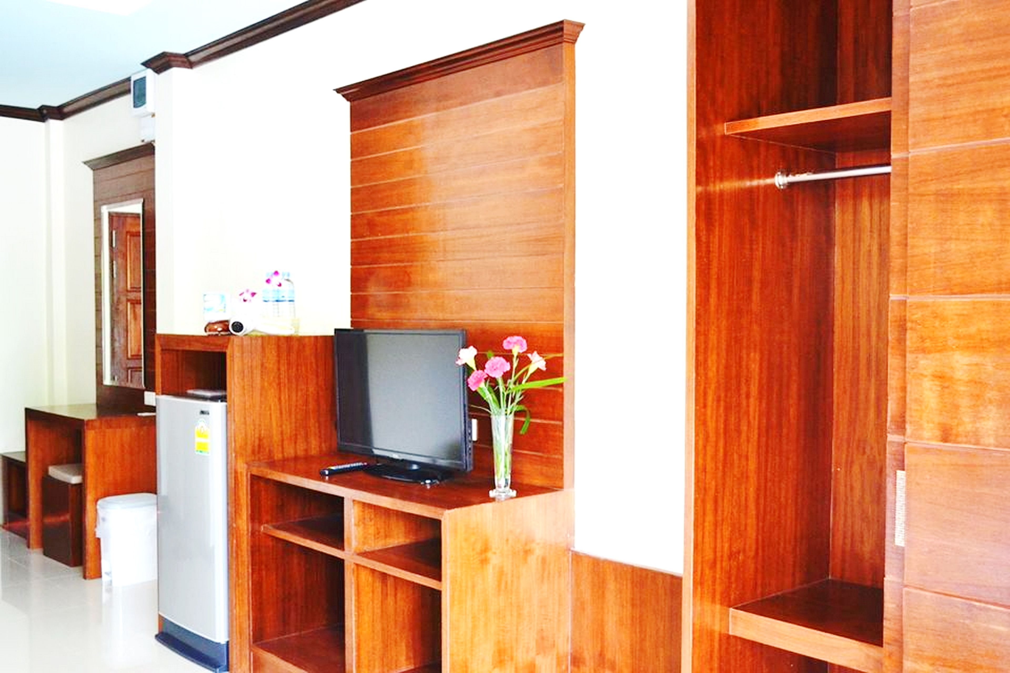 1 bedroom, individually decorated, individually furnished, desk