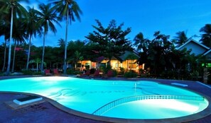 Piscine extérieure, chaises longues