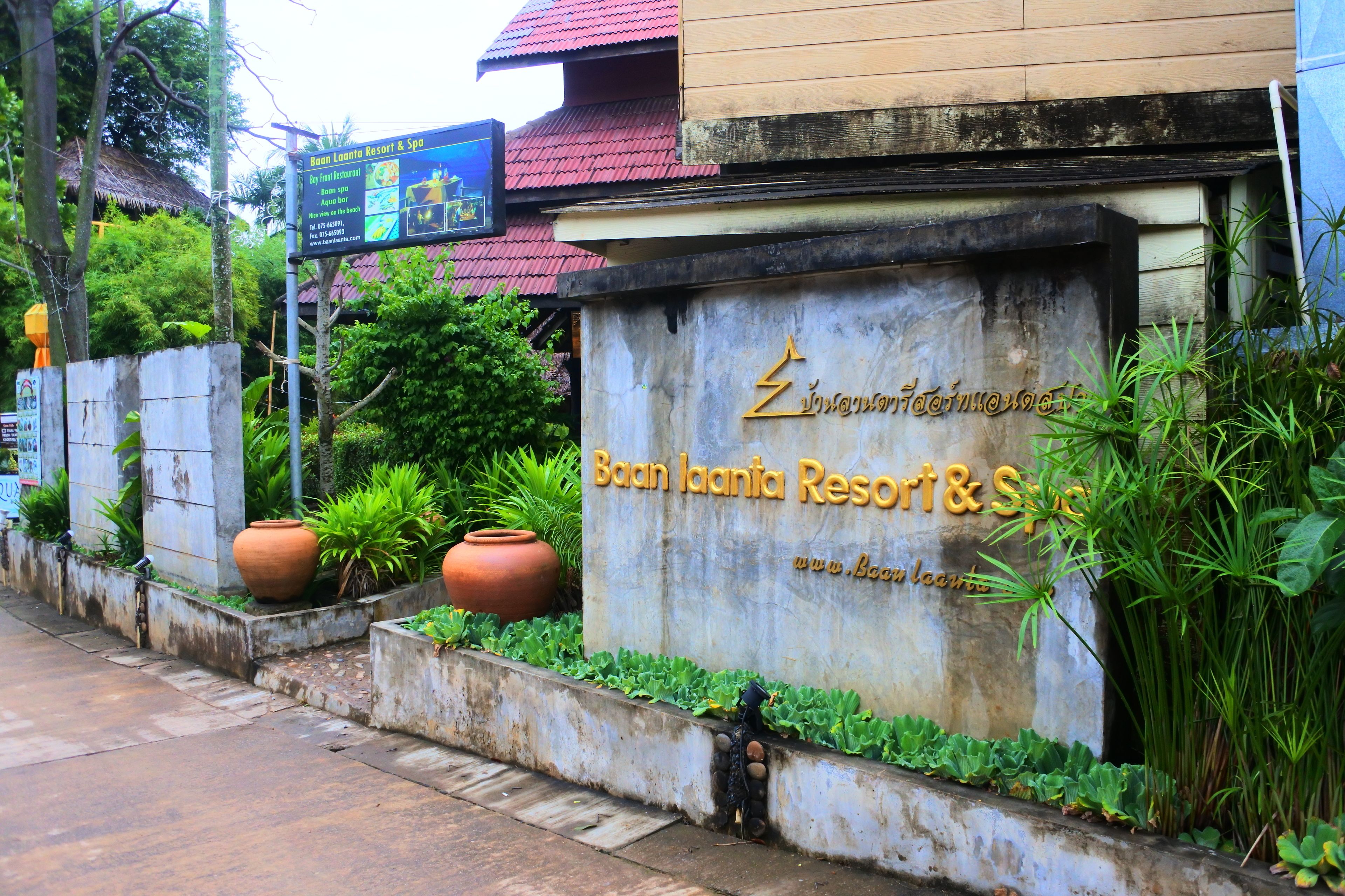 Placa para Baan Laantia Resort & Spa com endereço de site.