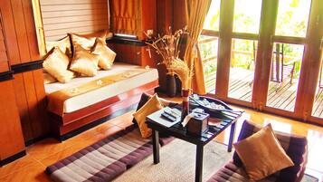 Vila luxo, vista para a piscina | Área de estar | TV, DVD player