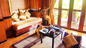 华丽别墅, 泳池景观 | 起居区 | 电视、DVD 播放器