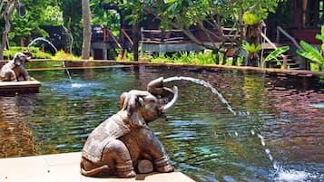 Una piscina al aire libre, una piscina natural