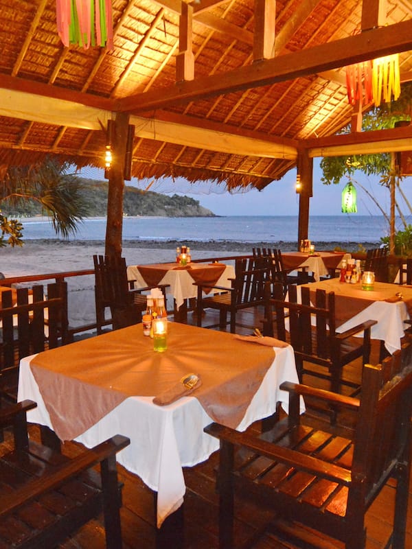 Petit déjeuner, déjeuner et dîner servis sur place, vue sur la plage