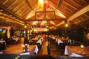 Frühstück, Mittagessen, thailändische Küche, Blick auf den Strand 