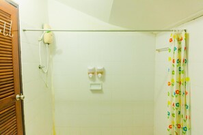 Dusche, kostenlose Toilettenartikel, Handtücher