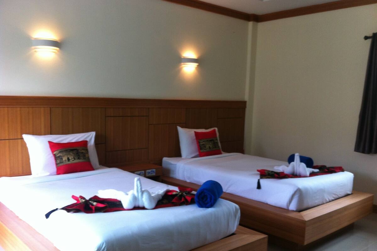 Standard Twin Room (Building) | 迷你吧、客房内保险箱、办公桌、遮光窗帘