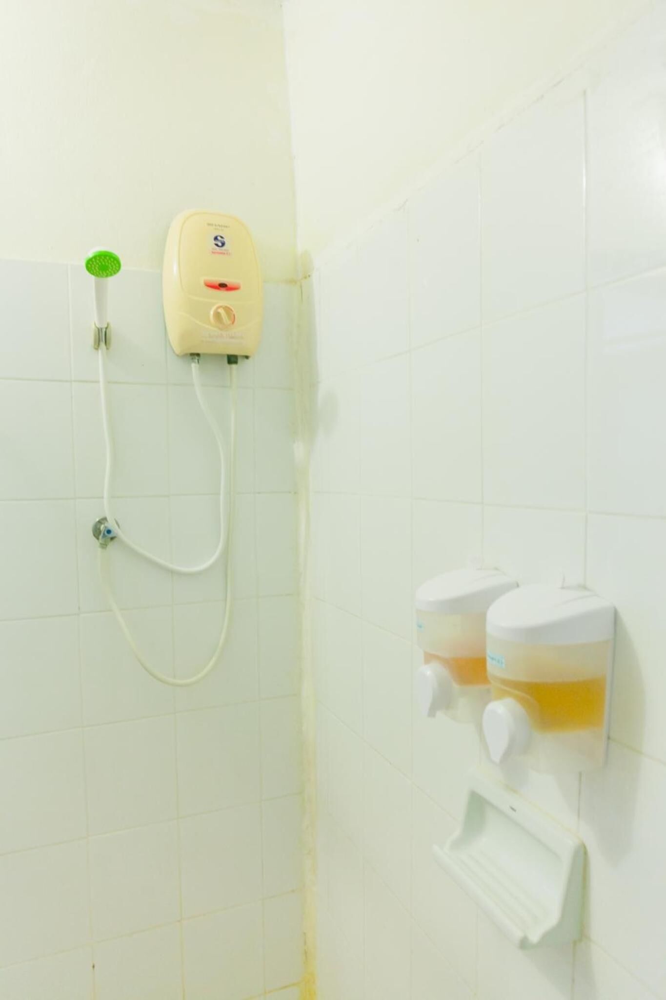 shower, free toiletries, towels