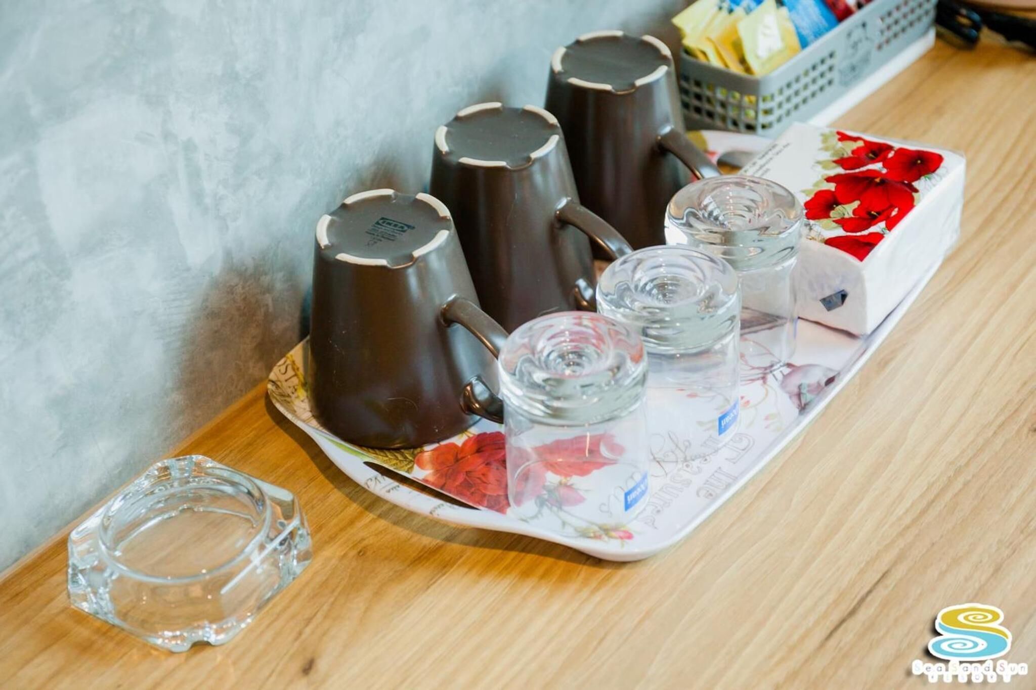 breakfast, lunch, dinner served; seafood, beach views